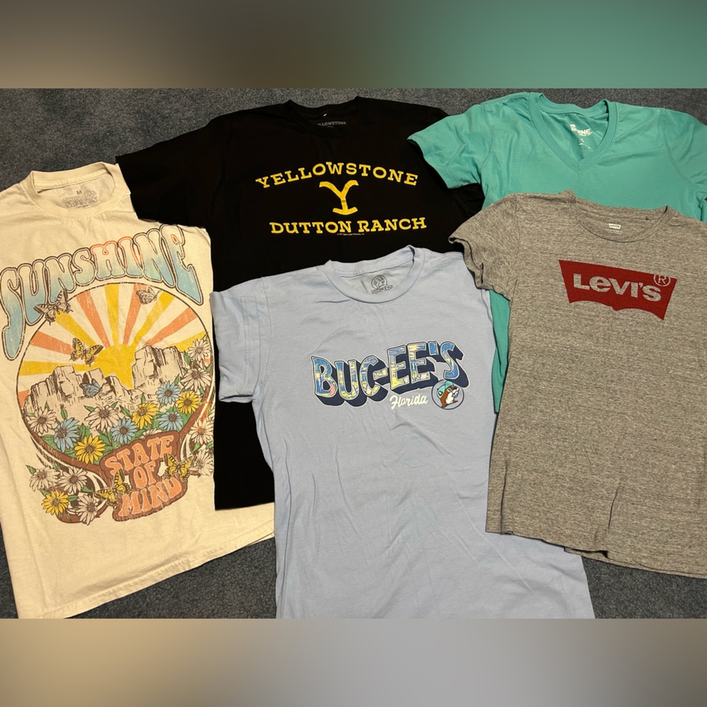 Lot-5 women’s short sleeve T-shirts.  A variety of shirts and sizes.